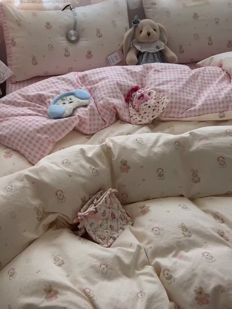 91家纺网 家纺一手货源 找家纺 盼季家纺 2025新款A类水洗棉印花双拼床上用品四件套学生宿舍床笠三件套 简单款-粉格汪汪