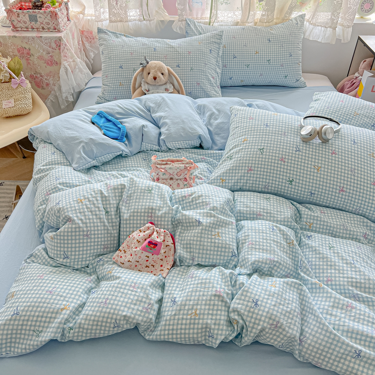 91家纺网 家纺一手货源 找家纺 盼季家纺 2025新款A类水洗棉印花双拼床上用品四件套学生宿舍床笠三件套 简单款-蝴蝶结蓝格