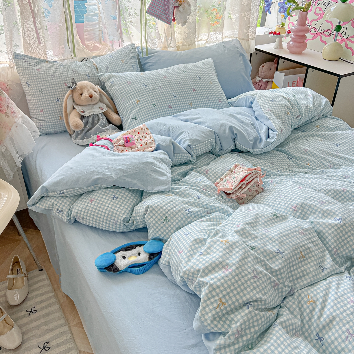 91家纺网 家纺一手货源 找家纺 盼季家纺 2025新款A类水洗棉印花双拼床上用品四件套学生宿舍床笠三件套 简单款-蝴蝶结蓝格