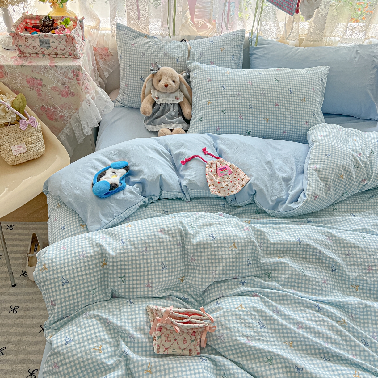 91家纺网 家纺一手货源 找家纺 盼季家纺 2025新款A类水洗棉印花双拼床上用品四件套学生宿舍床笠三件套 简单款-蝴蝶结蓝格