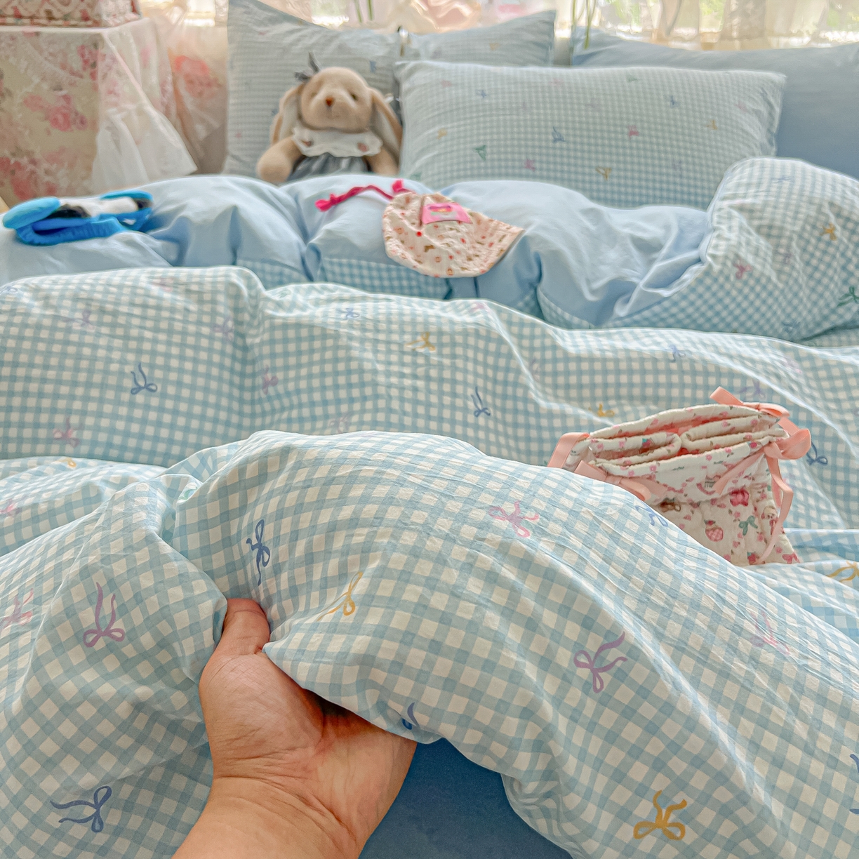 91家纺网 家纺一手货源 找家纺 盼季家纺 2025新款A类水洗棉印花双拼床上用品四件套学生宿舍床笠三件套 简单款-蝴蝶结蓝格