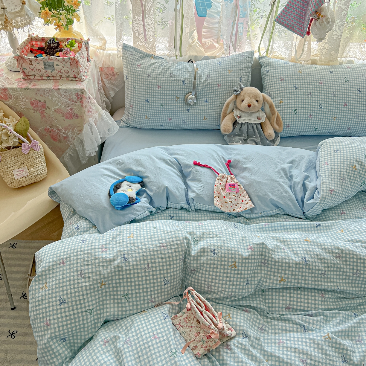 91家纺网 家纺一手货源 找家纺 盼季家纺 2025新款A类水洗棉印花双拼床上用品四件套学生宿舍床笠三件套 简单款-蝴蝶结蓝格