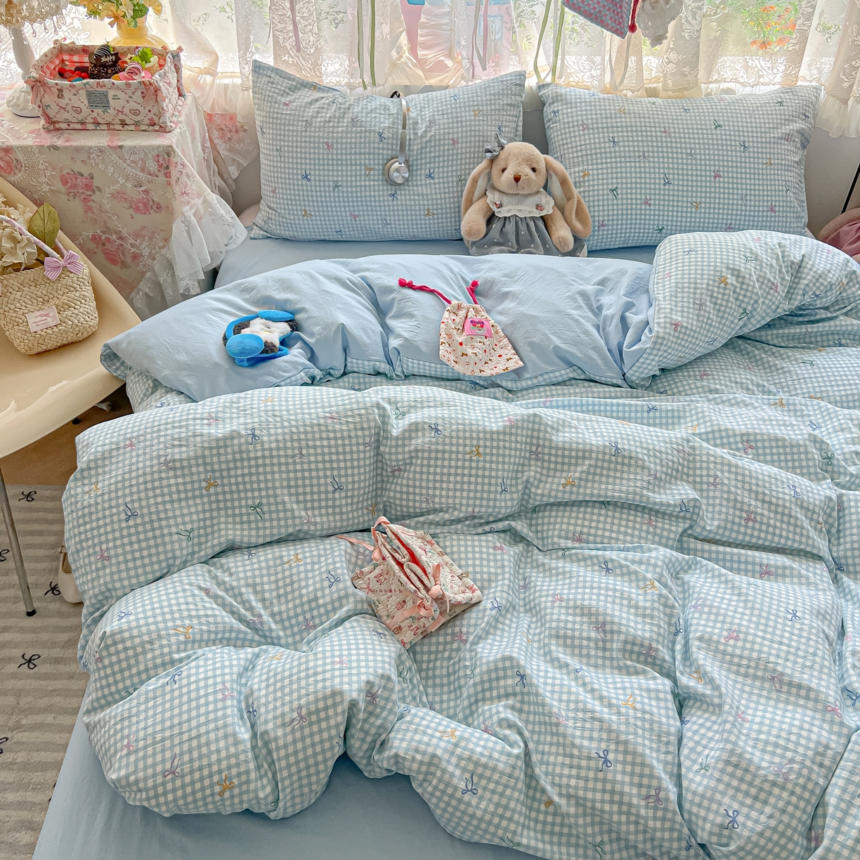 91家纺网 家纺一手货源 找家纺 盼季家纺 2025新款A类水洗棉印花双拼床上用品四件套学生宿舍床笠三件套 简单款-蝴蝶结蓝格