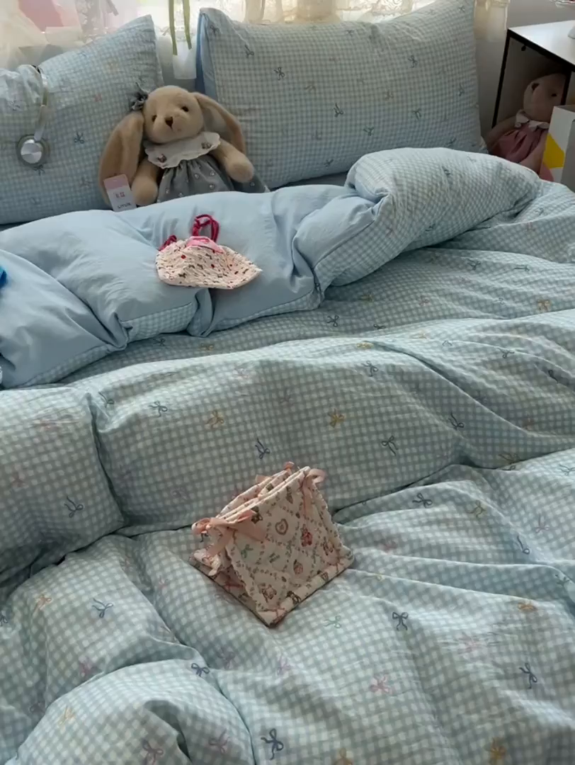 91家纺网 家纺一手货源 找家纺 盼季家纺 2025新款A类水洗棉印花双拼床上用品四件套学生宿舍床笠三件套 简单款-蝴蝶结蓝格