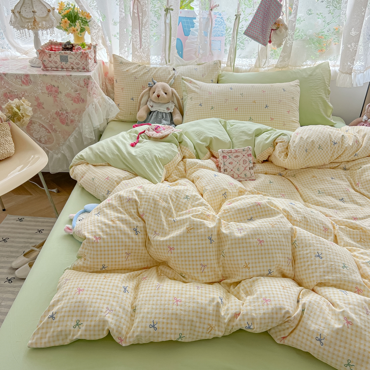 91家纺网 家纺一手货源 找家纺 盼季家纺 2025新款A类水洗棉印花双拼床上用品四件套学生宿舍床笠三件套 简单款-黄格蝴蝶结