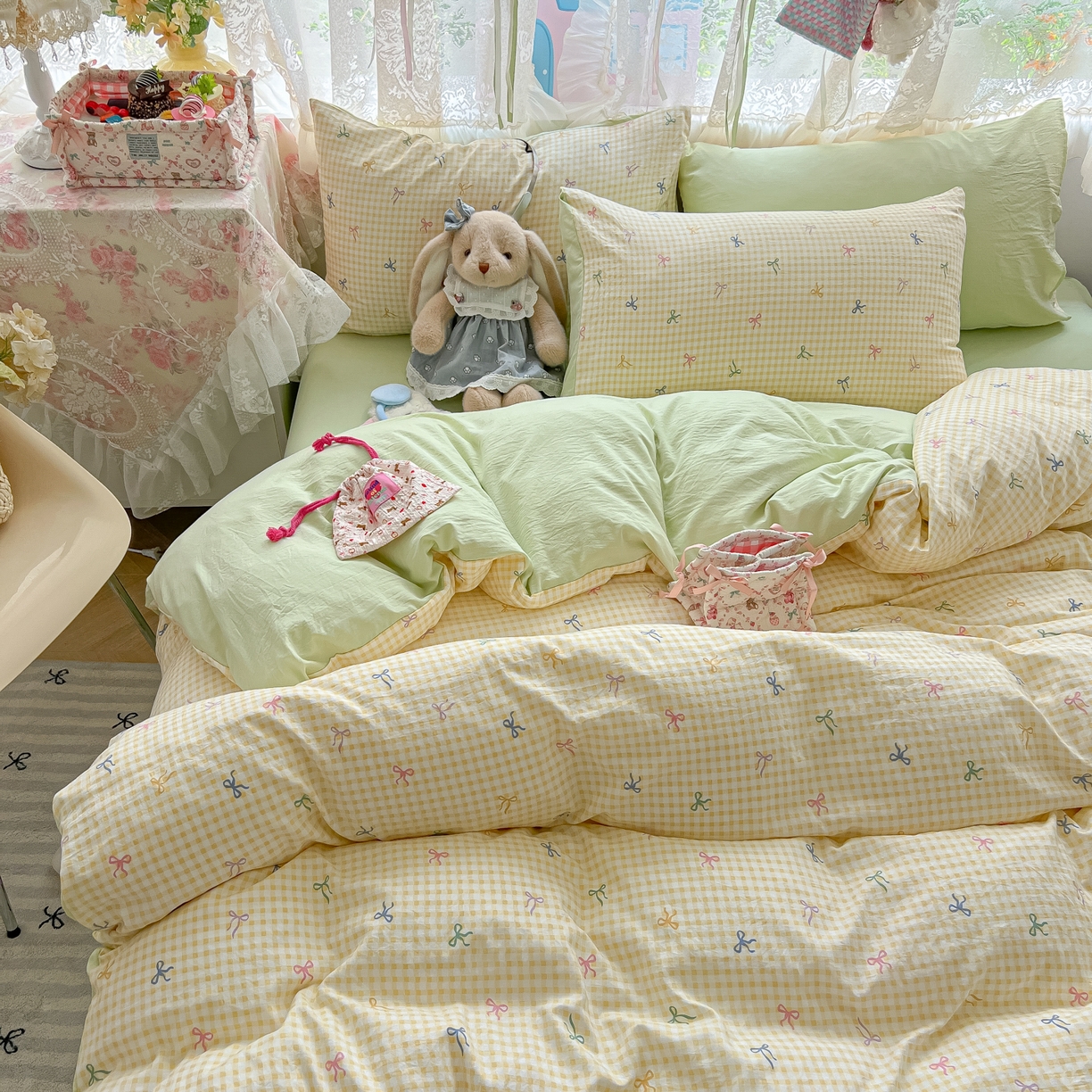 91家纺网 家纺一手货源 找家纺 盼季家纺 2025新款A类水洗棉印花双拼床上用品四件套学生宿舍床笠三件套 简单款-黄格蝴蝶结