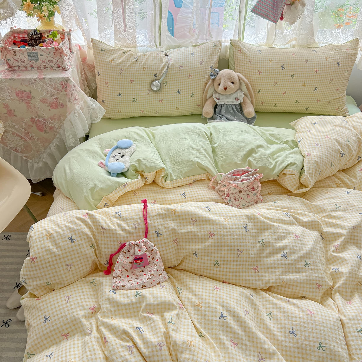 91家纺网 家纺一手货源 找家纺 盼季家纺 2025新款A类水洗棉印花双拼床上用品四件套学生宿舍床笠三件套 简单款-黄格蝴蝶结