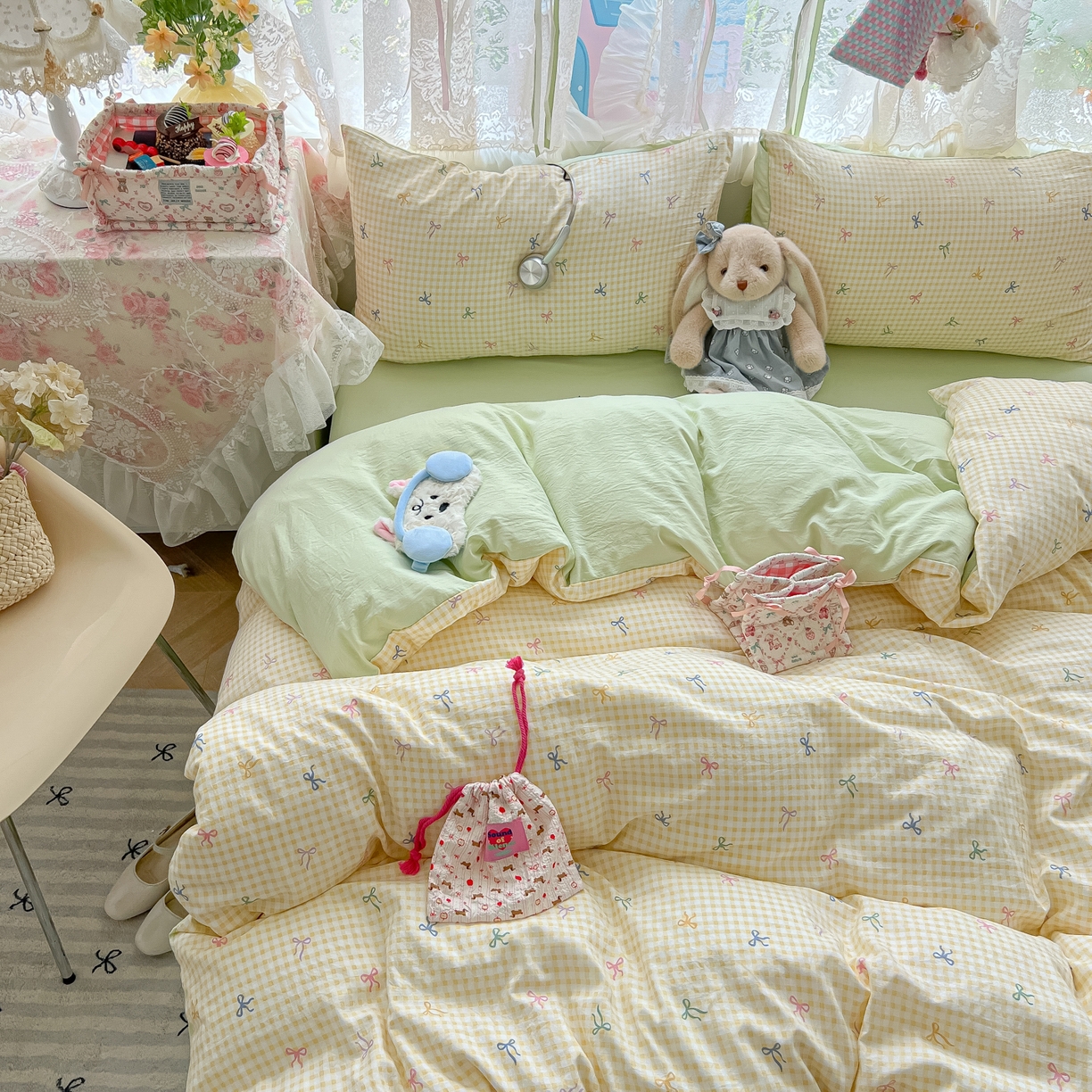 91家纺网 家纺一手货源 找家纺 盼季家纺 2025新款A类水洗棉印花双拼床上用品四件套学生宿舍床笠三件套 简单款-黄格蝴蝶结