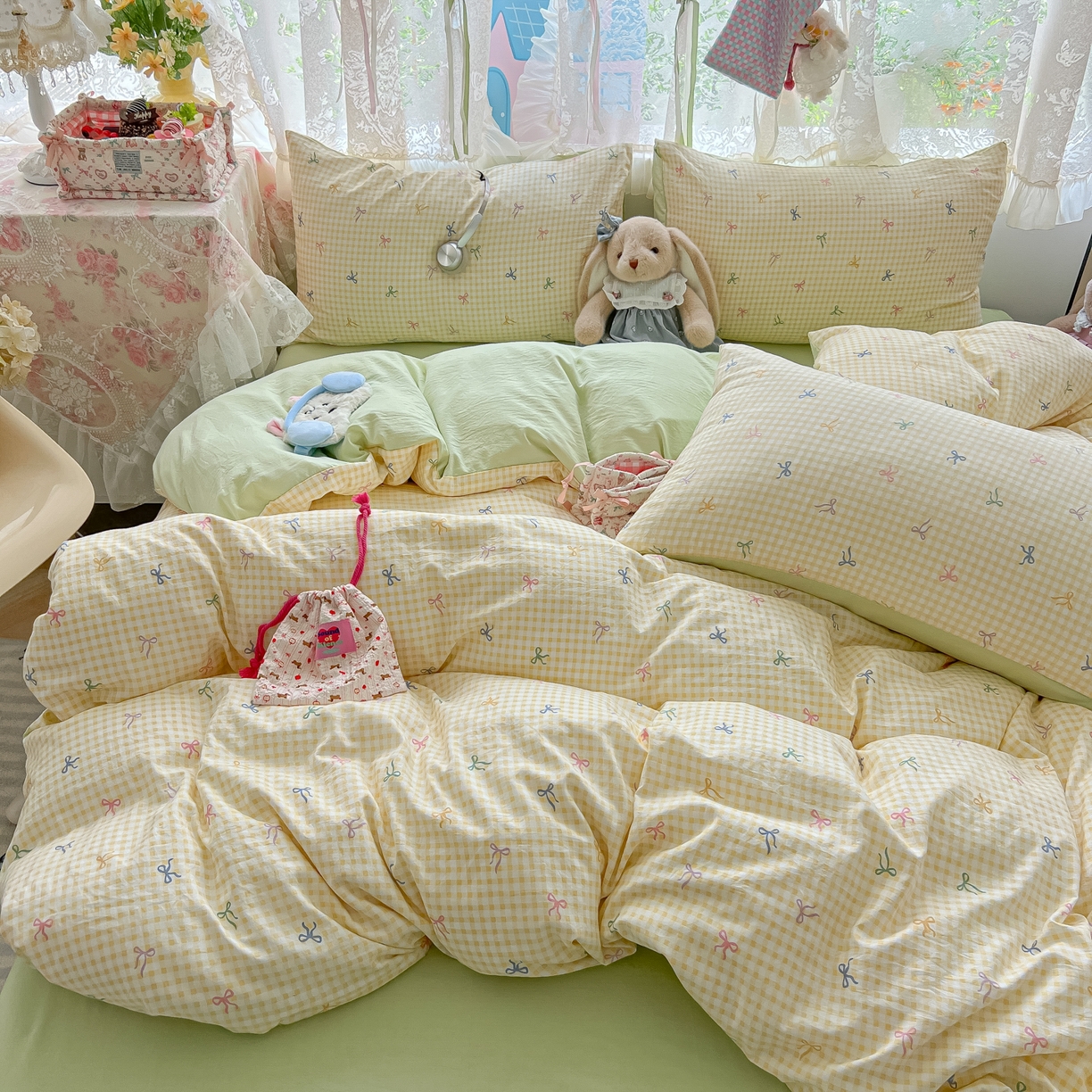 91家纺网 家纺一手货源 找家纺 盼季家纺 2025新款A类水洗棉印花双拼床上用品四件套学生宿舍床笠三件套 简单款-黄格蝴蝶结