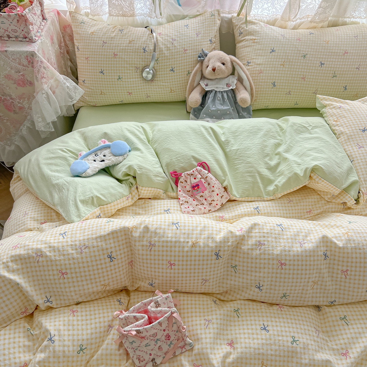 91家纺网 家纺一手货源 找家纺 盼季家纺 2025新款A类水洗棉印花双拼床上用品四件套学生宿舍床笠三件套 简单款-黄格蝴蝶结