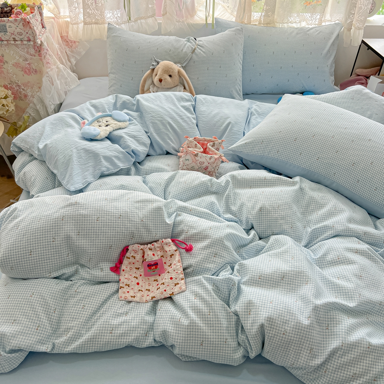 91家纺网 家纺一手货源 找家纺 盼季家纺 2025新款A类水洗棉印花双拼床上用品四件套学生宿舍床笠三件套 简单款-蓝格小花