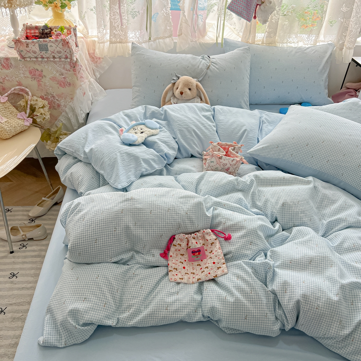 91家纺网 家纺一手货源 找家纺 盼季家纺 2025新款A类水洗棉印花双拼床上用品四件套学生宿舍床笠三件套 简单款-蓝格小花