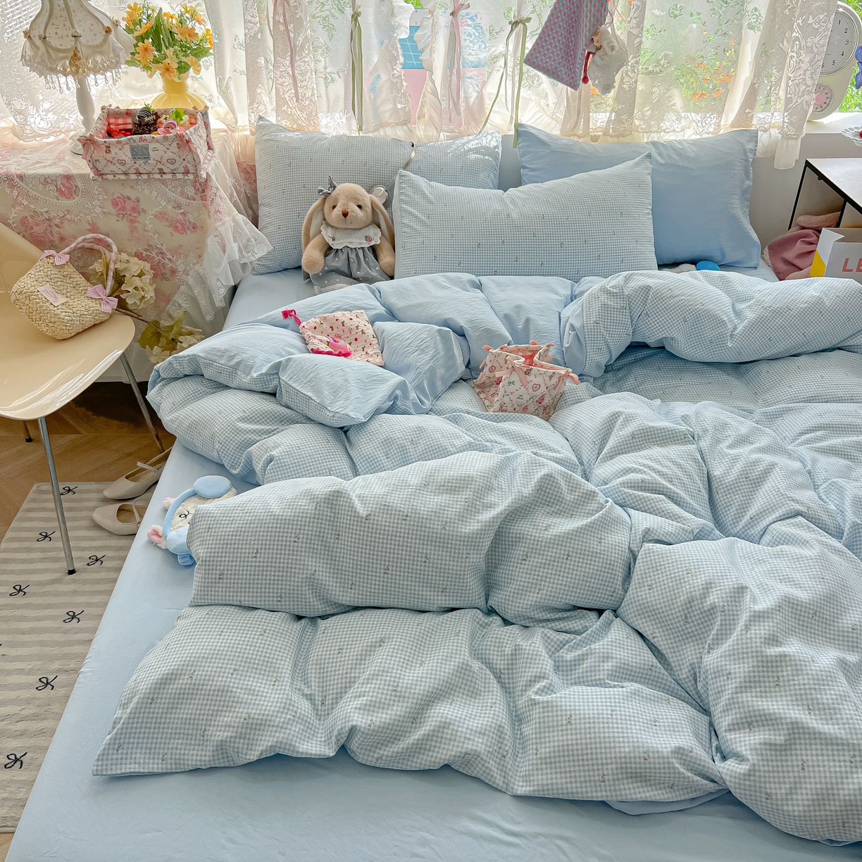 91家纺网 家纺一手货源 找家纺 盼季家纺 2025新款A类水洗棉印花双拼床上用品四件套学生宿舍床笠三件套 简单款-蓝格小花