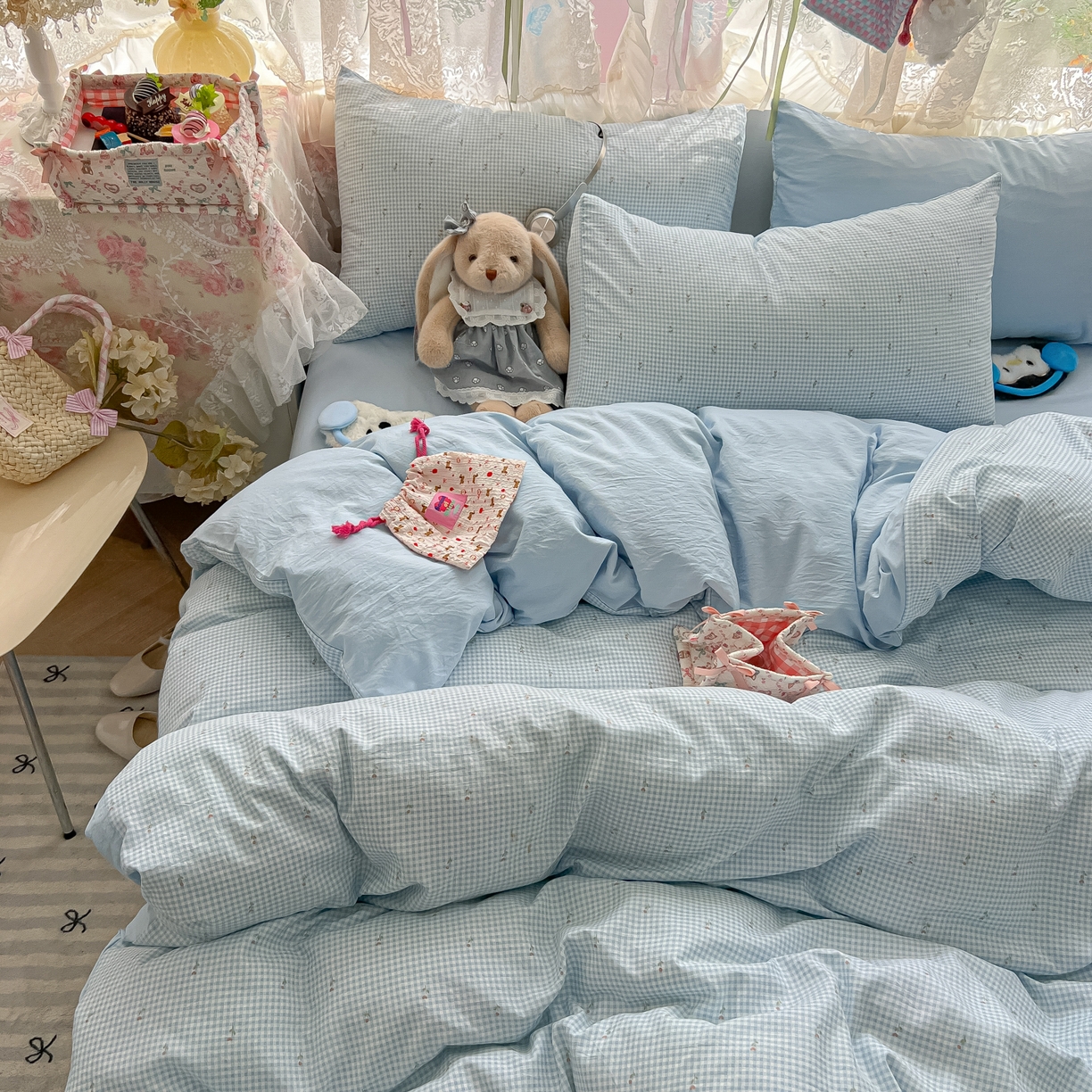 91家纺网 家纺一手货源 找家纺 盼季家纺 2025新款A类水洗棉印花双拼床上用品四件套学生宿舍床笠三件套 简单款-蓝格小花