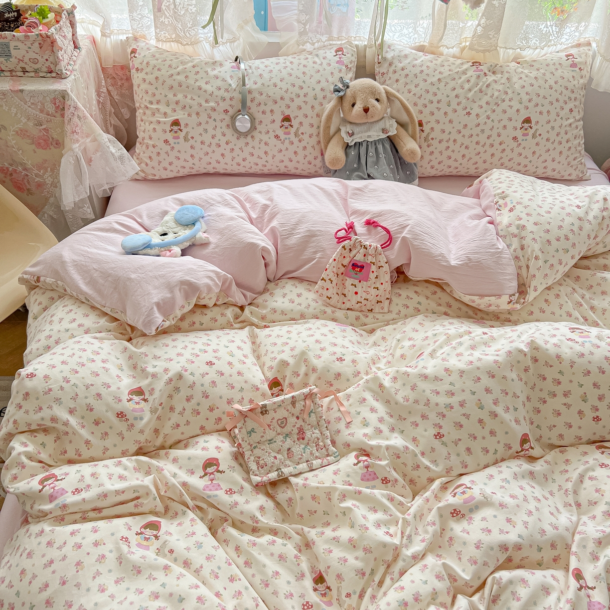 91家纺网 家纺一手货源 找家纺 盼季家纺 2025新款A类水洗棉印花双拼床上用品四件套学生宿舍床笠三件套 简单款-萌妹