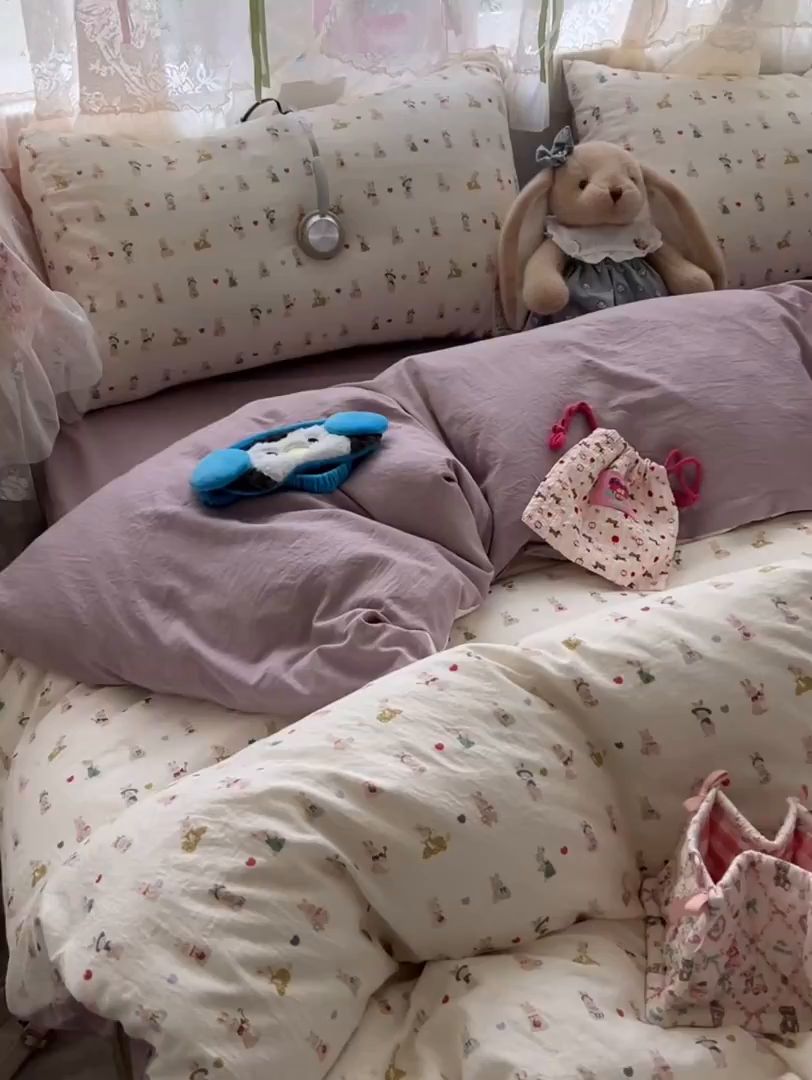 91家纺网 家纺一手货源 找家纺 盼季家纺 2025新款A类水洗棉印花双拼床上用品四件套学生宿舍床笠三件套 简单款-你好小兔