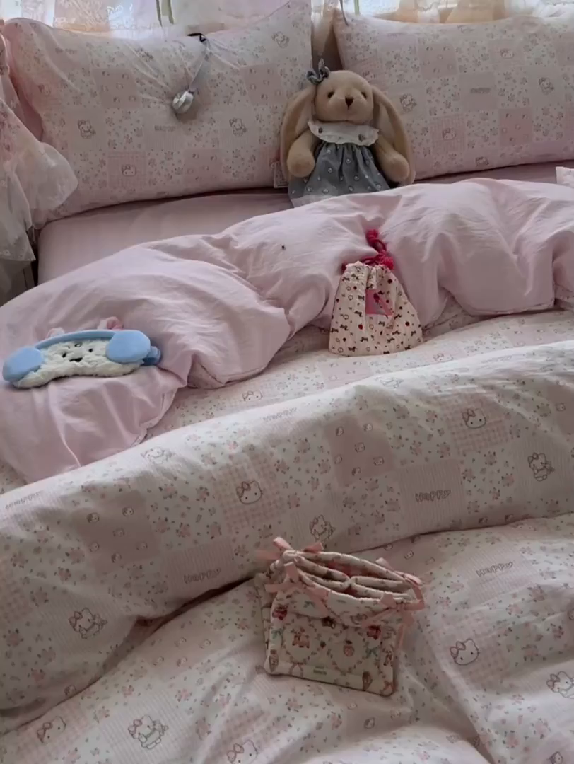 91家纺网 家纺一手货源 找家纺 盼季家纺 2025新款A类水洗棉印花双拼床上用品四件套学生宿舍床笠三件套 简单款-碎花格格瞄