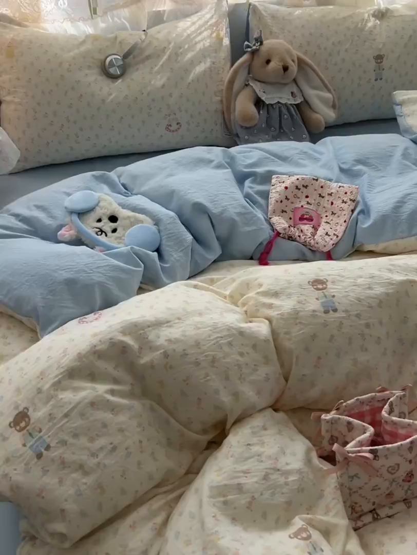 91家纺网 家纺一手货源 找家纺 盼季家纺 2025新款A类水洗棉印花双拼床上用品四件套学生宿舍床笠三件套 简单款-碎花萌萌熊