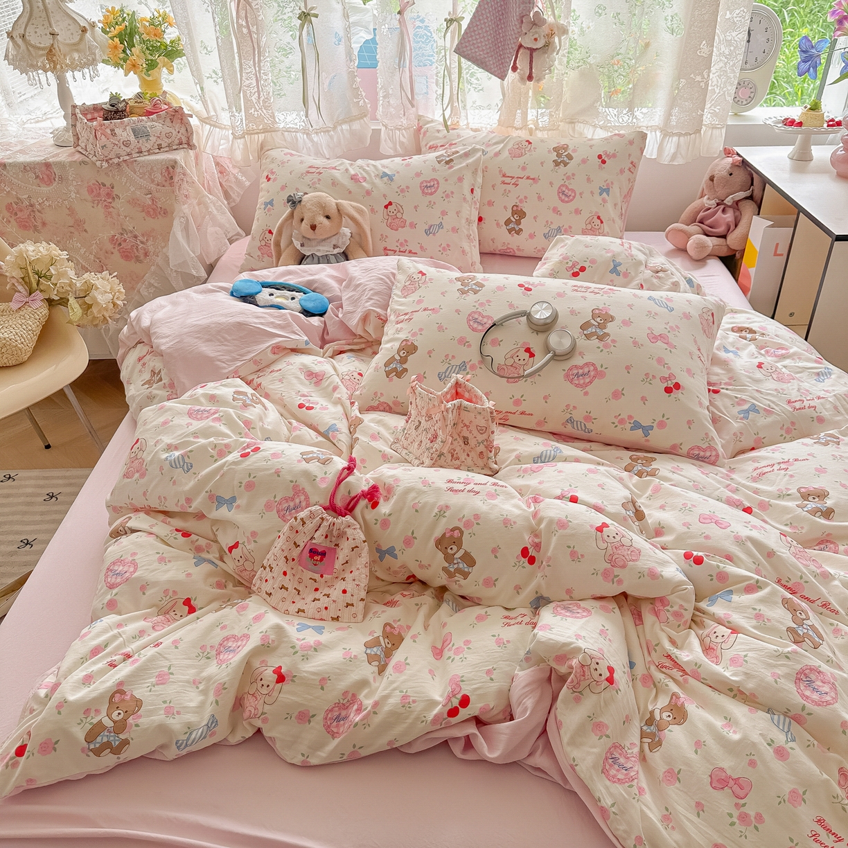 91家纺网 家纺一手货源 找家纺 盼季家纺 2025新款A类水洗棉印花双拼床上用品四件套学生宿舍床笠三件套 简单款-糖果小熊