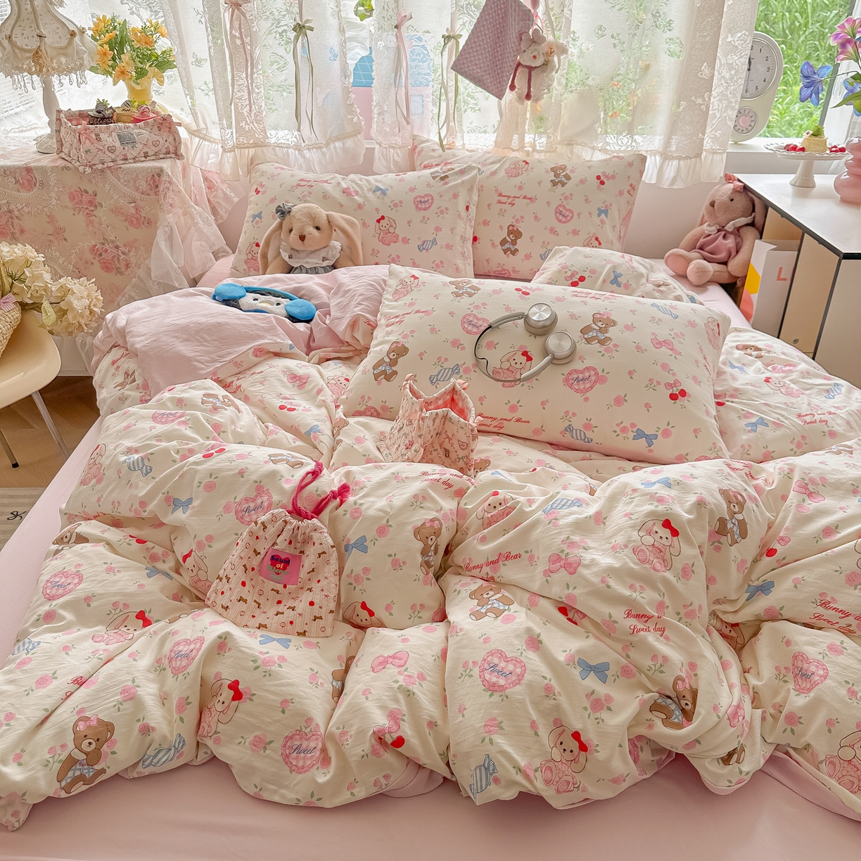 91家纺网 家纺一手货源 找家纺 盼季家纺 2025新款A类水洗棉印花双拼床上用品四件套学生宿舍床笠三件套 简单款-糖果小熊