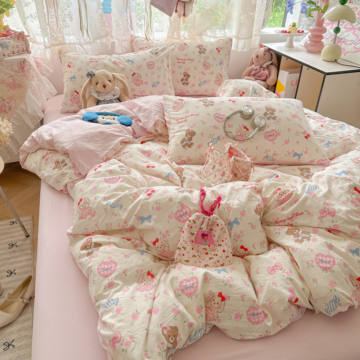 91家纺网 家纺一手货源 找家纺 盼季家纺 2025新款A类水洗棉印花双拼床上用品四件套学生宿舍床笠三件套 简单款-糖果小熊