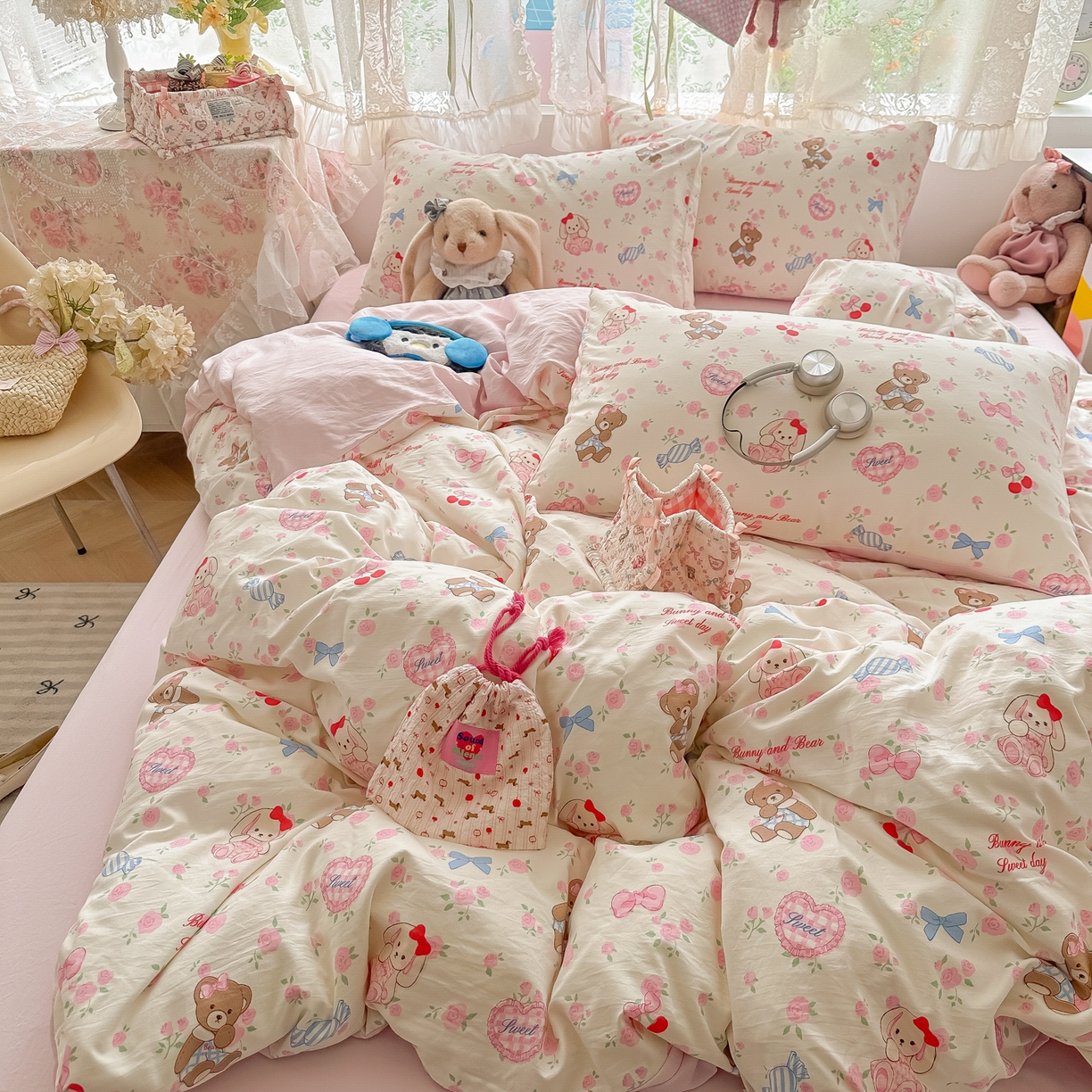 91家纺网 家纺一手货源 找家纺 盼季家纺 2025新款A类水洗棉印花双拼床上用品四件套学生宿舍床笠三件套 简单款-糖果小熊