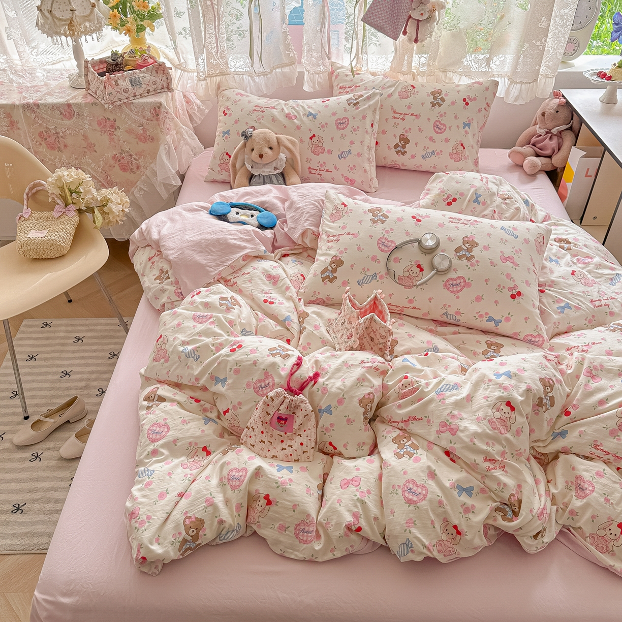 91家纺网 家纺一手货源 找家纺 盼季家纺 2025新款A类水洗棉印花双拼床上用品四件套学生宿舍床笠三件套 简单款-糖果小熊