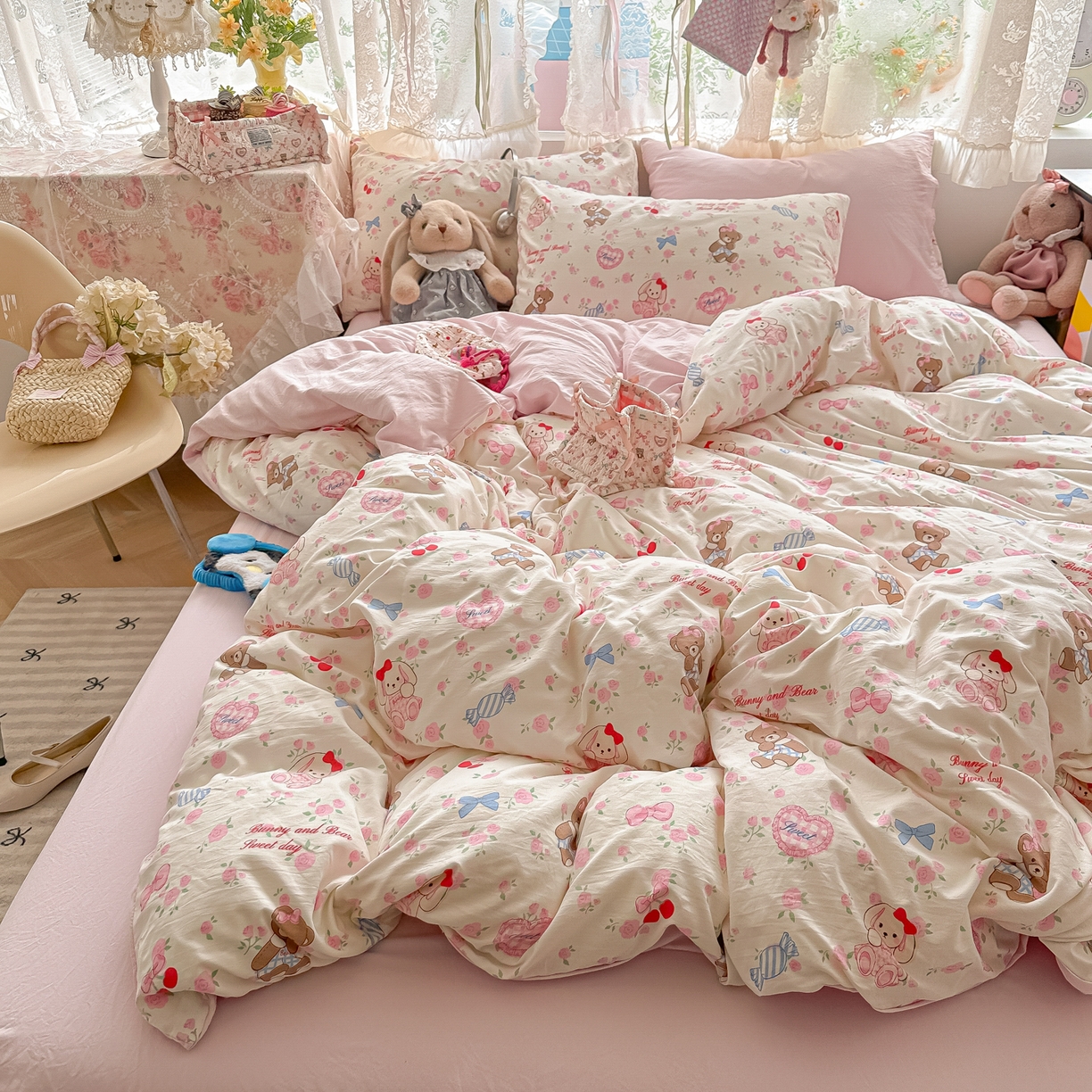 91家纺网 家纺一手货源 找家纺 盼季家纺 2025新款A类水洗棉印花双拼床上用品四件套学生宿舍床笠三件套 简单款-糖果小熊