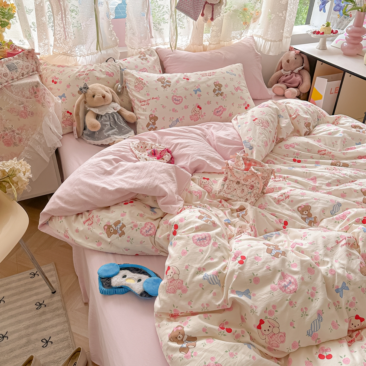 91家纺网 家纺一手货源 找家纺 盼季家纺 2025新款A类水洗棉印花双拼床上用品四件套学生宿舍床笠三件套 简单款-糖果小熊