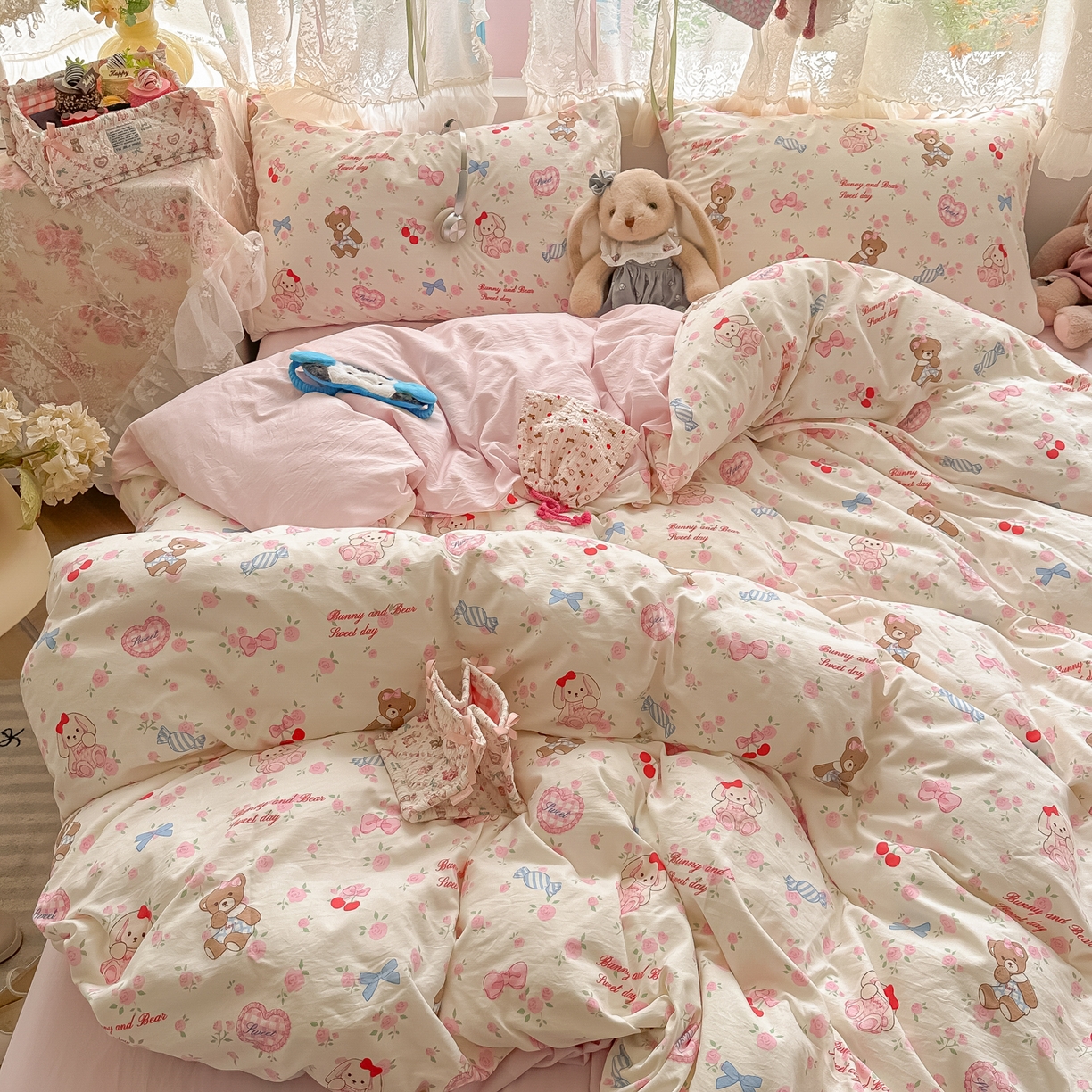 91家纺网 家纺一手货源 找家纺 盼季家纺 2025新款A类水洗棉印花双拼床上用品四件套学生宿舍床笠三件套 简单款-糖果小熊