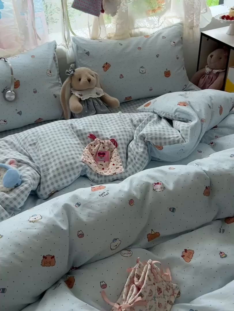 91家纺网 家纺一手货源 找家纺 盼季家纺 2025新款A类水洗棉印花双拼床上用品四件套学生宿舍床笠三件套 简单款-小熊PARTY