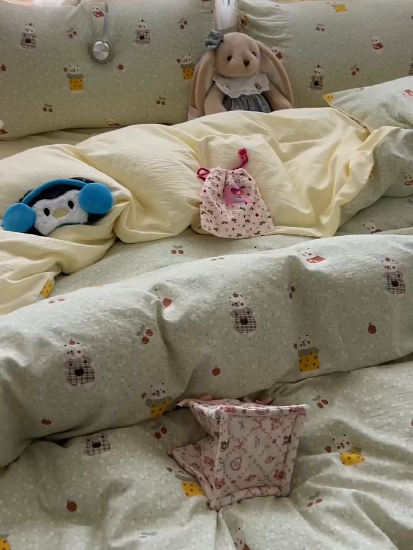 91家纺网 家纺一手货源 找家纺 盼季家纺 2025新款A类水洗棉印花双拼床上用品四件套学生宿舍床笠三件套 简单款-熊熊乐园