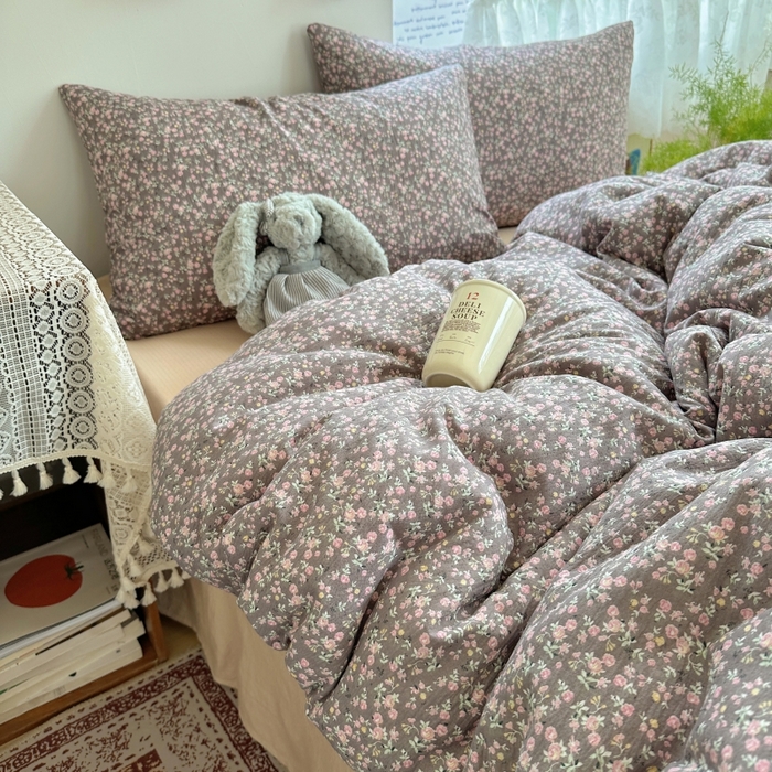 91家纺网 家纺一手货源 找家纺 红嘴企鹅 2025新款水洗棉四件套 褐野粉韵