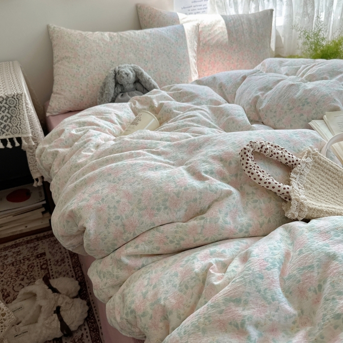 91家纺网 家纺一手货源 找家纺 红嘴企鹅 2025新款水洗棉四件套 绿野樱梦