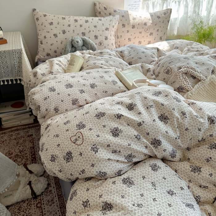 91家纺网 家纺一手货源 找家纺 红嘴企鹅 2025新款水洗棉四件套 素影玫心