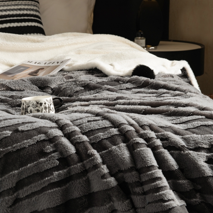91家纺网 家纺一手货源 找家纺 （总）潮邦创意家居 2025全新升级阳离子提花兔毛球毯毯子-雪兔波纹系列轻奢风格图