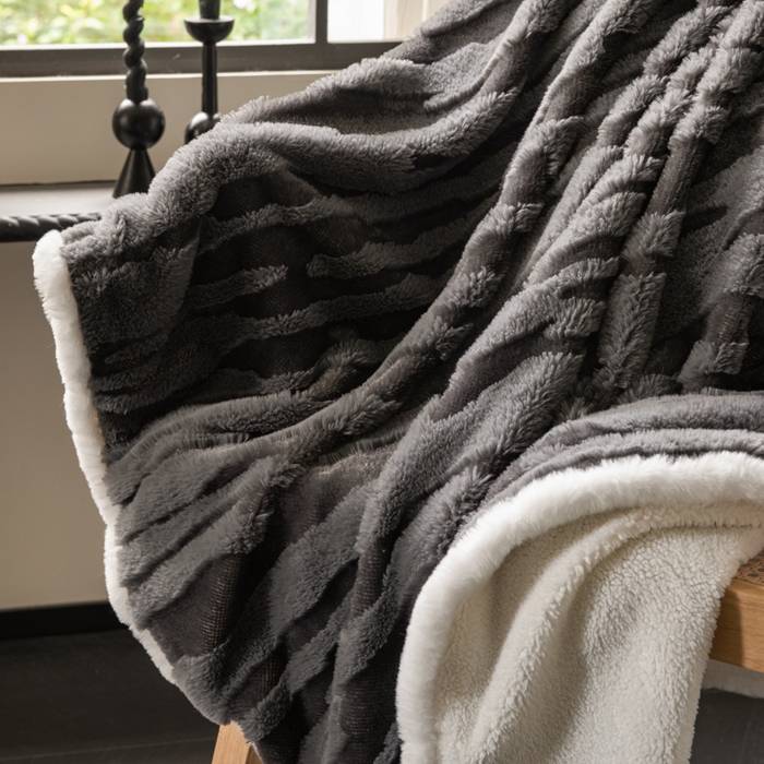 91家纺网 家纺一手货源 找家纺 潮邦创意家居 2025全新升级阳离子提花兔毛球毯毯子-雪兔波纹系列轻奢风格图 雪兔波纹-墨分灰
