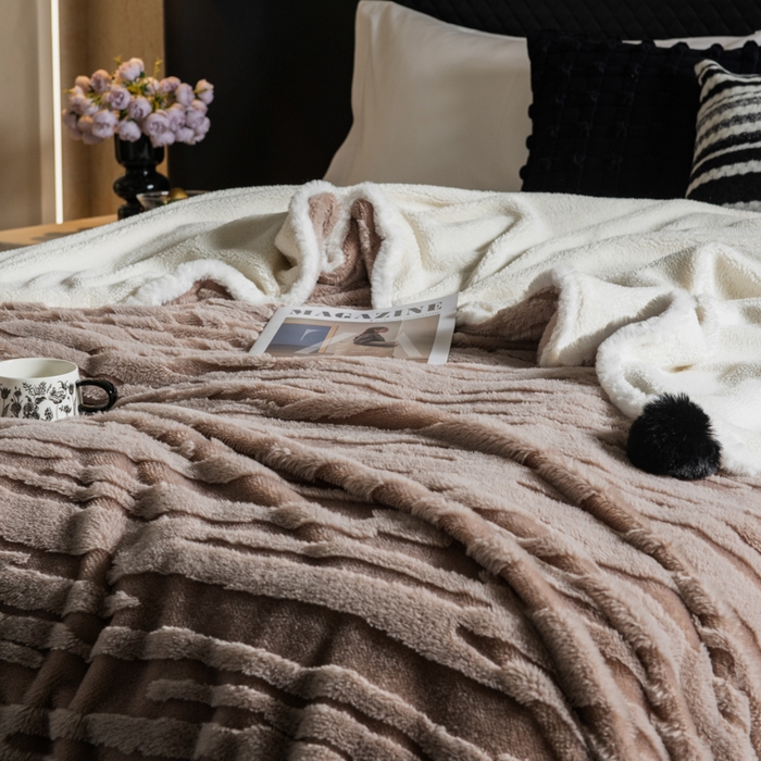 91家纺网 家纺一手货源 找家纺 潮邦创意家居 2025全新升级阳离子提花兔毛球毯毯子-雪兔波纹系列轻奢风格图 雪兔波纹-浅焙咖