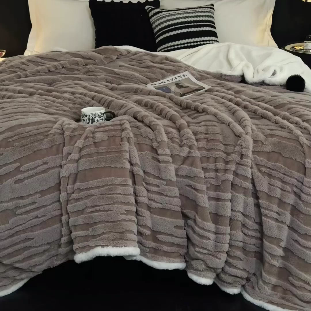 91家纺网 家纺一手货源 找家纺 潮邦创意家居 2025全新升级阳离子提花兔毛球毯毯子-雪兔波纹系列轻奢风格图 雪兔波纹-浅焙咖