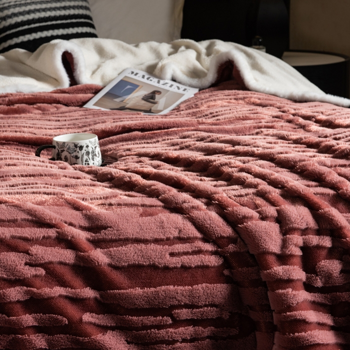 91家纺网 家纺一手货源 找家纺 潮邦创意家居 2025全新升级阳离子提花兔毛球毯毯子-雪兔波纹系列轻奢风格图 雪兔波纹-绒焰红