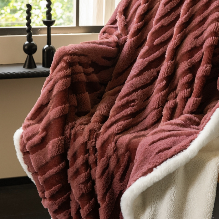 91家纺网 家纺一手货源 找家纺 潮邦创意家居 2025全新升级阳离子提花兔毛球毯毯子-雪兔波纹系列轻奢风格图 雪兔波纹-绒焰红