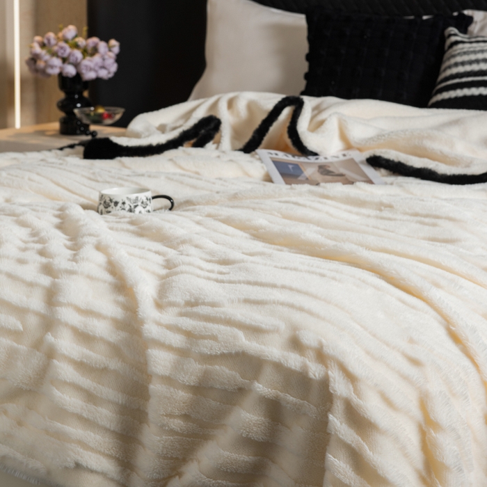 91家纺网 家纺一手货源 找家纺 潮邦创意家居 2025全新升级阳离子提花兔毛球毯毯子-雪兔波纹系列轻奢风格图 雪兔波纹-雾绒白