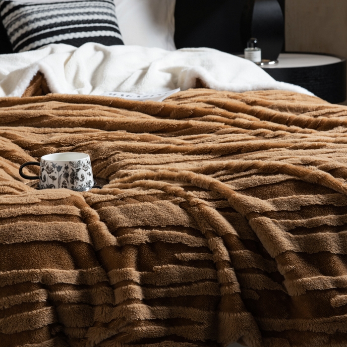 91家纺网 家纺一手货源 找家纺 潮邦创意家居 2025全新升级阳离子提花兔毛球毯毯子-雪兔波纹系列轻奢风格图 雪兔波纹-烟绒棕