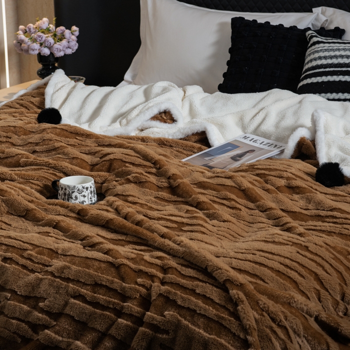 91家纺网 家纺一手货源 找家纺 潮邦创意家居 2025全新升级阳离子提花兔毛球毯毯子-雪兔波纹系列轻奢风格图 雪兔波纹-烟绒棕