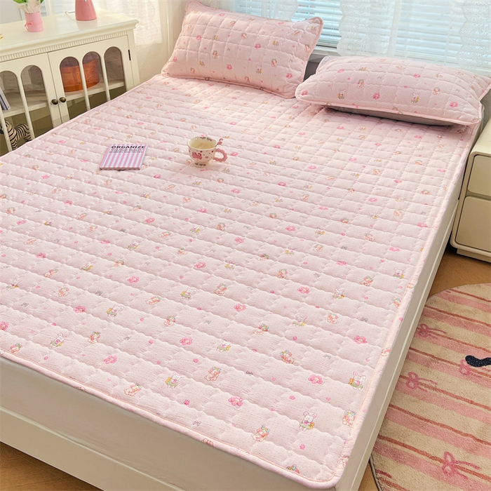 91家纺网 家纺一手货源 找家纺 梦舒羽 2025新款云感双层纱夹棉床褥床护垫床垫保护垫学生宿舍专用三件套 花田小兔