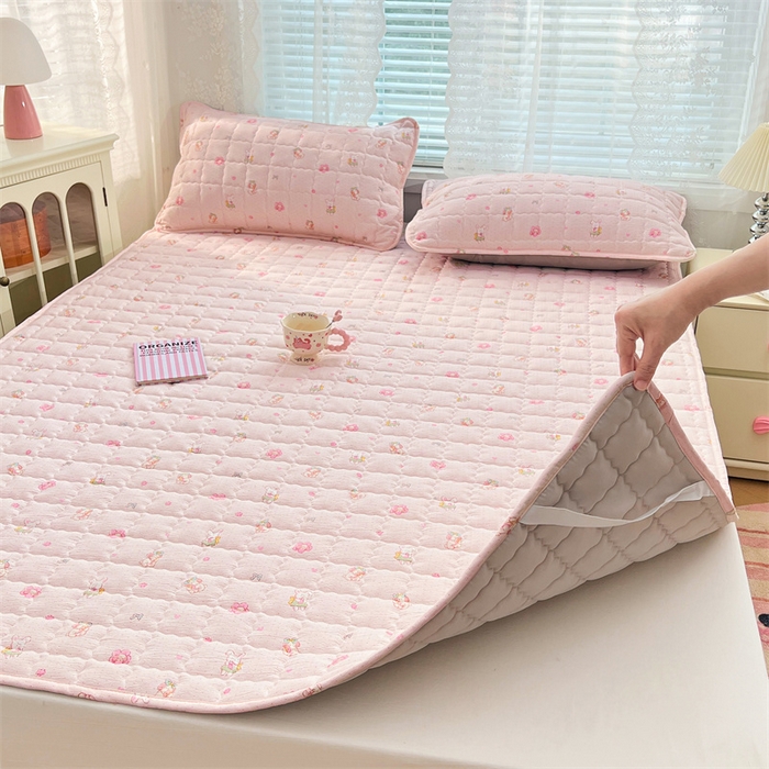 91家纺网 家纺一手货源 找家纺 梦舒羽 2025新款云感双层纱夹棉床褥床护垫床垫保护垫学生宿舍专用三件套 花田小兔