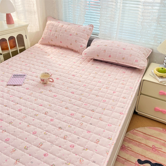 91家纺网 家纺一手货源 找家纺 梦舒羽 2025新款云感双层纱夹棉床褥床护垫床垫保护垫学生宿舍专用三件套 花田小兔