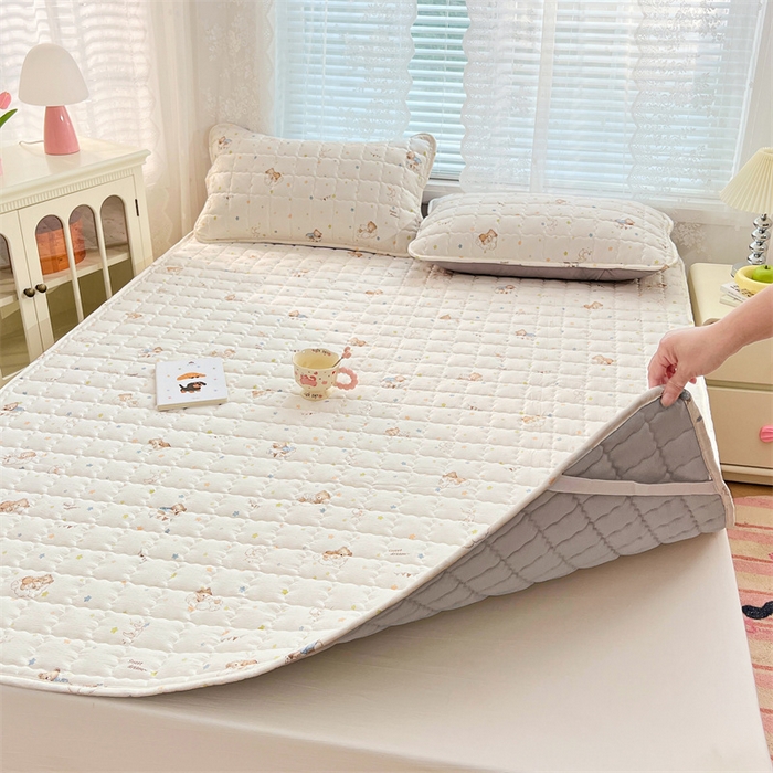 91家纺网 家纺一手货源 找家纺 梦舒羽 2025新款云感双层纱夹棉床褥床护垫床垫保护垫学生宿舍专用三件套 假日小熊