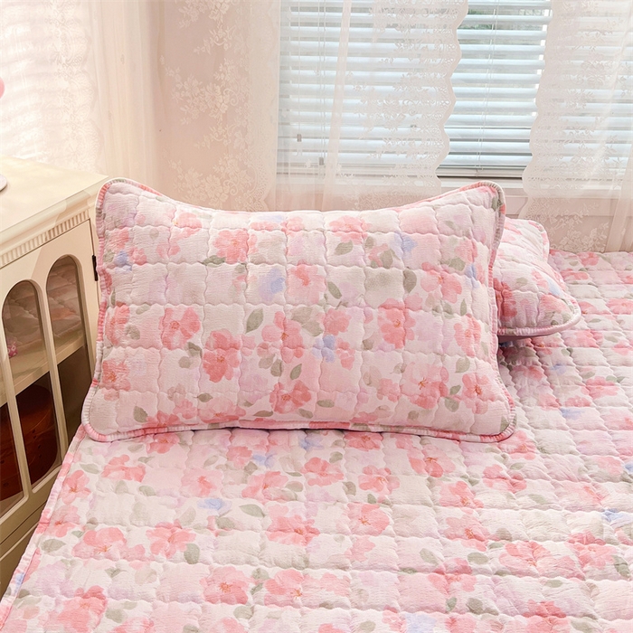 91家纺网 家纺一手货源 找家纺 梦舒羽 2025新款云感双层纱夹棉床褥床护垫床垫保护垫学生宿舍专用三件套 倾城之恋