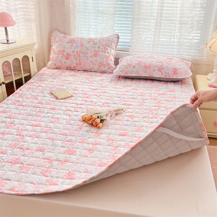 91家纺网 家纺一手货源 找家纺 梦舒羽 2025新款云感双层纱夹棉床褥床护垫床垫保护垫学生宿舍专用三件套 倾城之恋